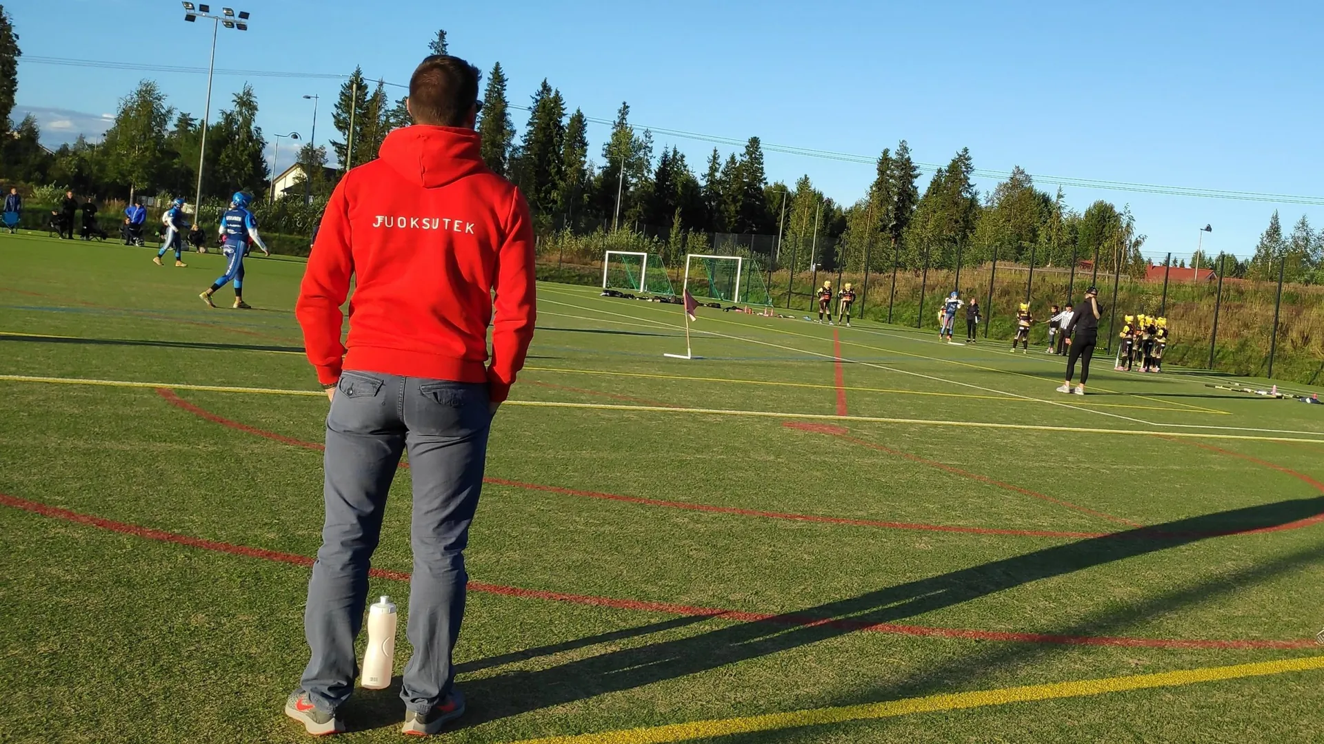 Juoksutekin valmentaja Paulo Lopes seuraa KeKi C-Tyttöjen peliä
