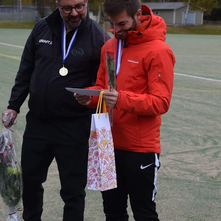 Juoksutekin Paulo sai kultamitalinsa ja kiitokset tyttöjen eteen tehdystä työstä.